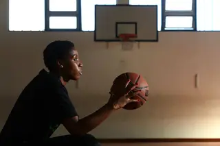 “Chamarem-me de puta? Isso não é normal nem podemos permitir que seja”. Este é o alerta da basquetebolista Sara Djassi