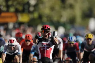 Caleb Ewan apareceu quase do nada para ganhar ao sprint a 3.ª etapa da Volta a França