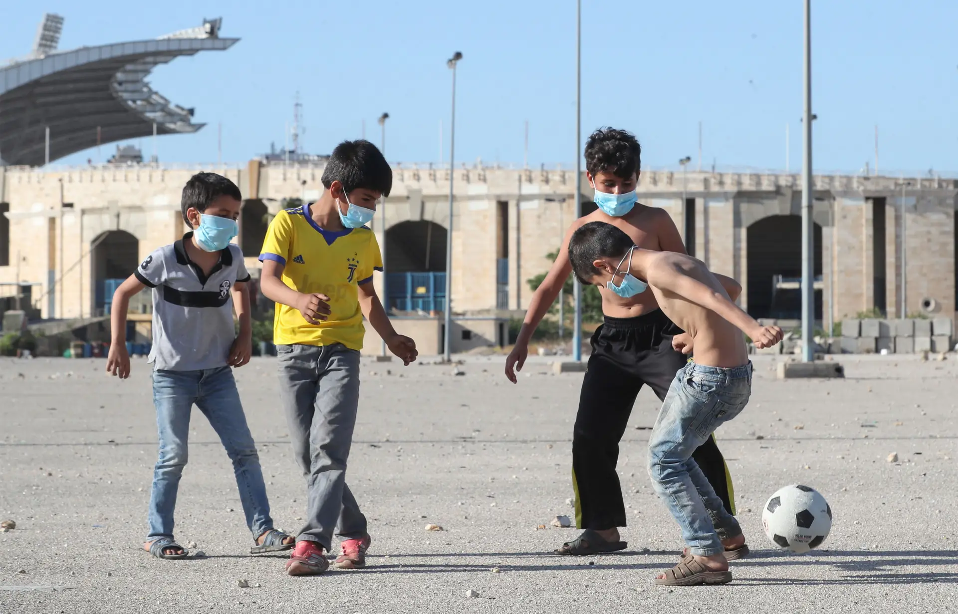 A pandemia de covid-19 não para o futebol de rua, em Beirute, junto ao Estádio Camille Chamoun. E as máscaras não atrapalham