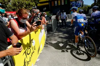 Os ciclistas do Tour estão preocupados com o público e com a covid-19: "A determinada altura, cheirei o hálito a cerveja da boca de alguém"