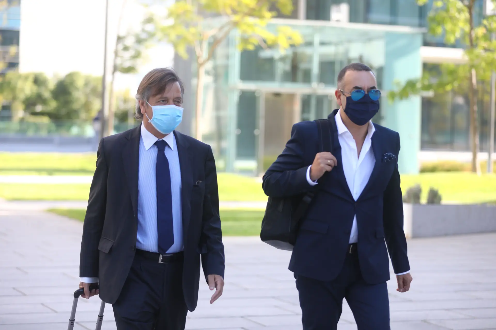 Aníbal Pinto, à direita, na chegada ao julgamento em que é acusado de co-autoria, com Rui Pinto, de tentativa de extorsão à Doyen
