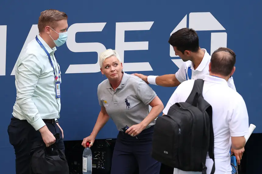 Tribuna Expresso Djokovic Desqualificado Do Us Open Por Acertar Com Bola Em Juiz