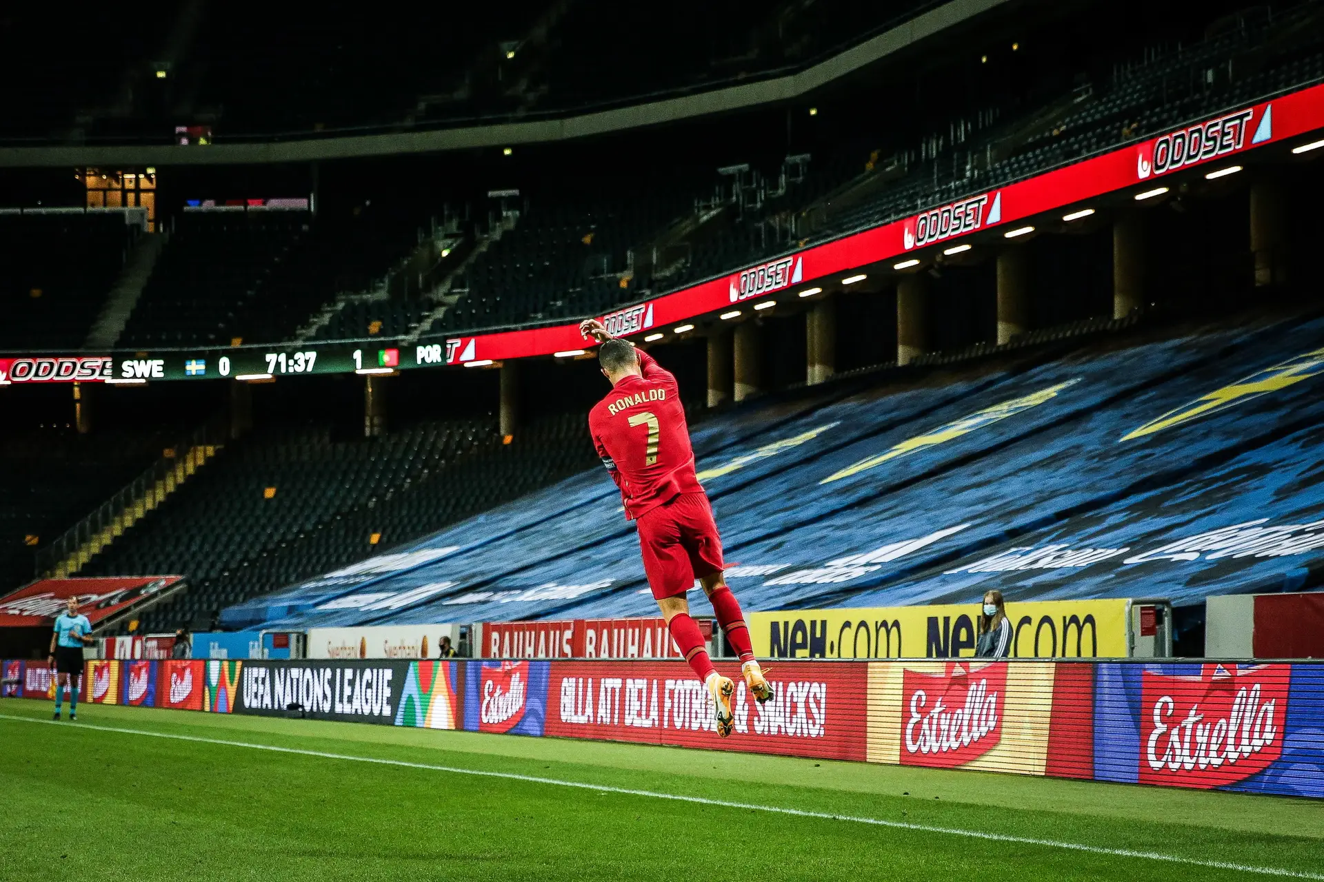 Cristiano Ronaldo tenta bicicleta contra Luxemburgo