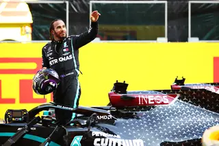 Lewis Hamilton está a ser investigado pela FIA por usar uma t-shirt “política” no Grande Prémio da Toscânia, no domingo