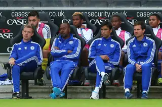 Depois de pendurar as chuteiras Paulo (2º a partir da direita) passou a acompanhar os jogadores emprestados pelo Chelsea 