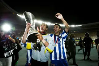 Paulo Ferreira (à direita) festeja com Nuno Espírito Santo a conquista da Taça UEFA pelo FC Porto