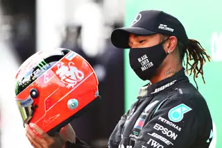 Noventa e um: Hamilton iguala o recorde de triunfos de Schumacher (e o filho Mick deu-lhe o capacete de Michael)