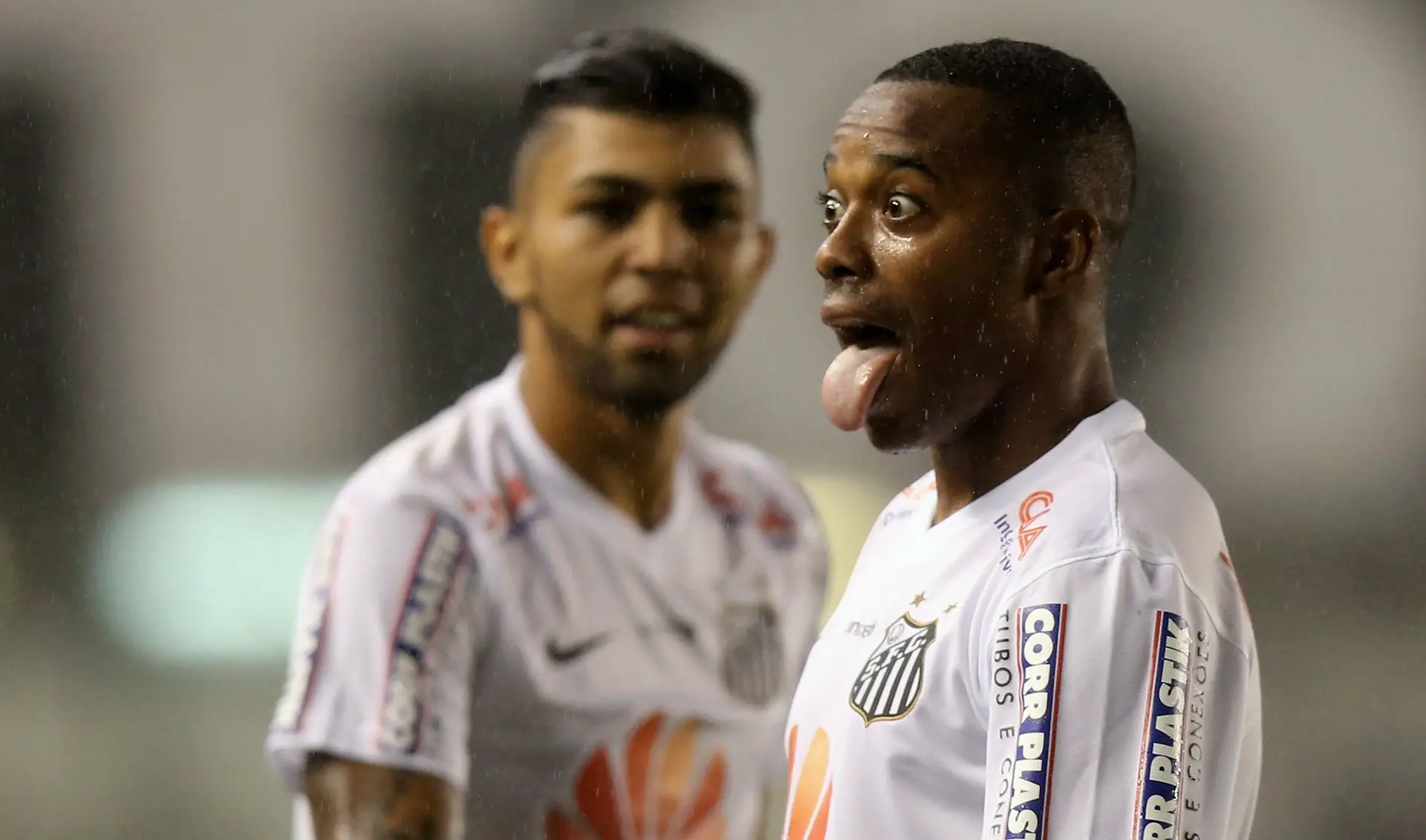 Robinho regressa ao Santos. Com um salário de 230 euros e um caso de violência sexual à perna