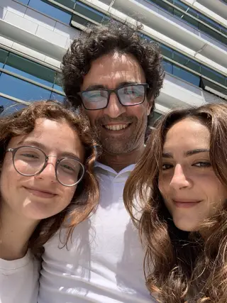 Rogério com as duas filhas