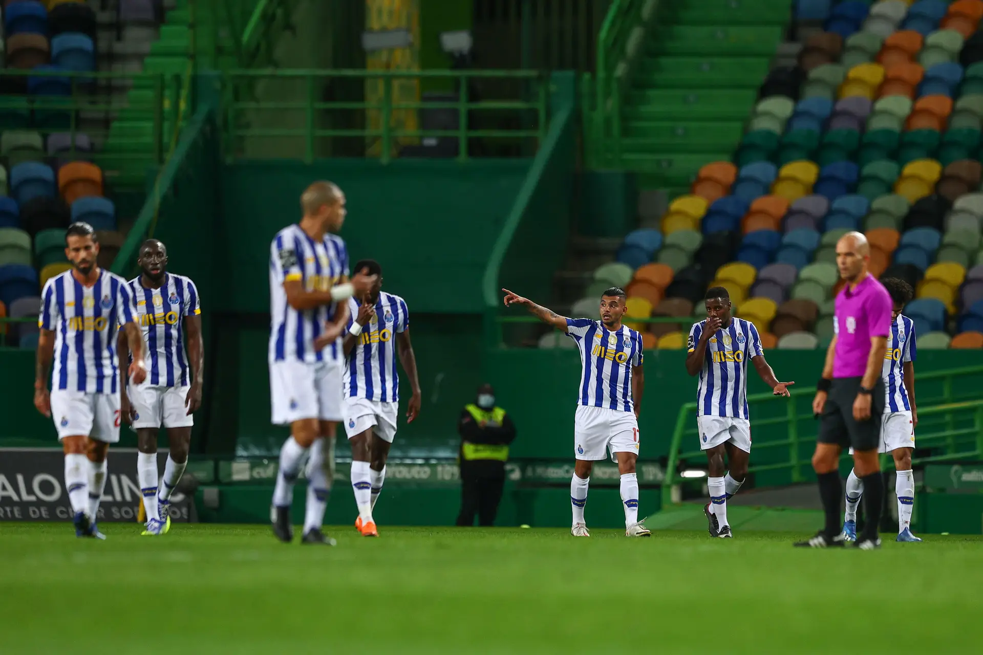 FC Porto diz que Sporting "está a cometer um atentado à saúde pública" e ameaça "repensar a participação na final four da Taça da Liga"