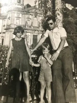 Paulo Costinha com o pai e a irmã Laura