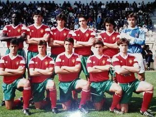 Paulo Costinha (atrás à direita) numa das seleções jovens que representou