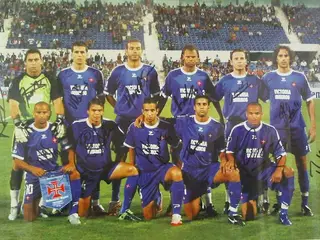 Paulo Costinha (1ª atrás à esquerda) jogou sempre teve o sonho de jogar no Belenenses