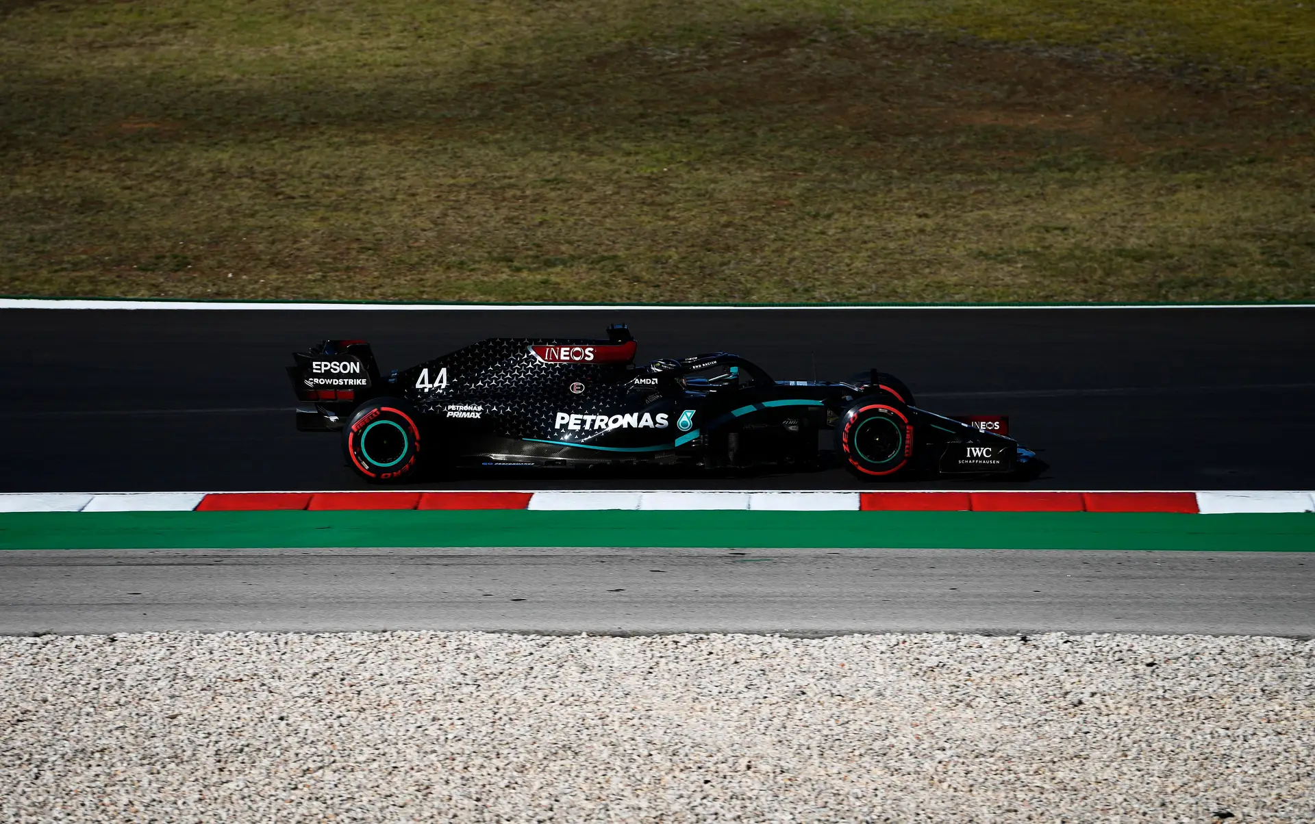 GP de Portimão: dois Mercedes e uma berma da estrada