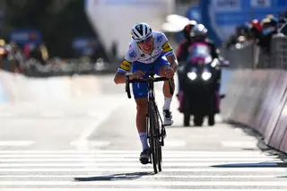 Um quarto só dele onde cabemos todos