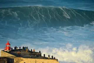 Surfistas de todo o mundo procuram bater novos recordes nas ondas gigantes da Nazaré