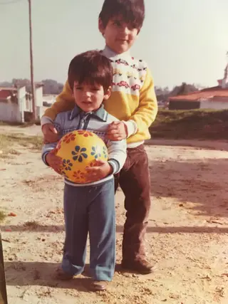 Diogo Luís com a bola na mão e o irmão
