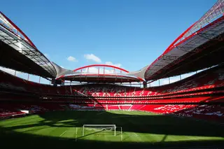 Benfica confirma: há mesmo acordo do Rei dos Frangos para vender 25% da SAD e John Textor já pagou €1 milhão (mas há um problema de contas)