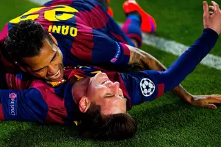 Dani Alves quer falar: “A gestão do Barcelona foi-se, entre aspas, prostituindo. Os jogadores são mercadoria e Messi está só”