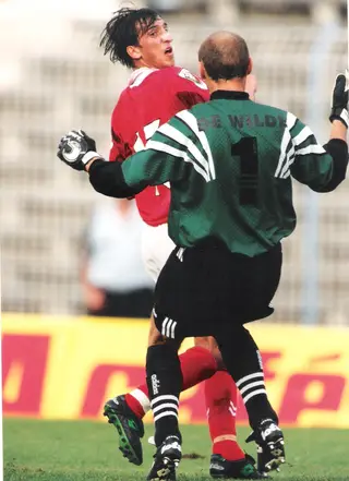 Aqui a disputar uma bola com o guarda redes do Sporting, em 1997