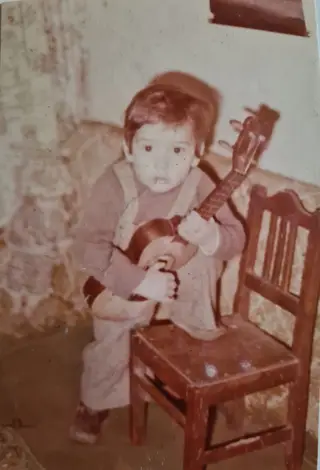 Nandinho, com dois anos, a imitar o pai