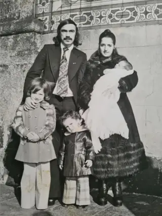 Nandinho, no meio, com os pais e irmãos