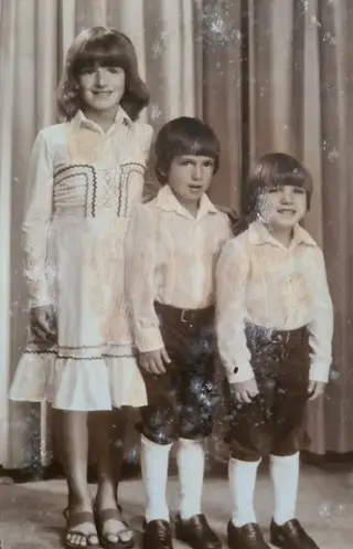Com os irmãos Mónica e Nuno. Nandinho é o do meio