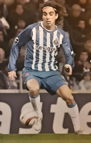 Fez a formação no FC Porto, saiu e só regressou como sénior, em 2004/05