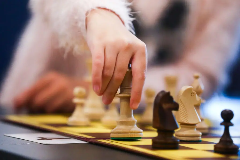 Xadrez e o inglês: como “O Gambito da Rainha” pode te ajudar a