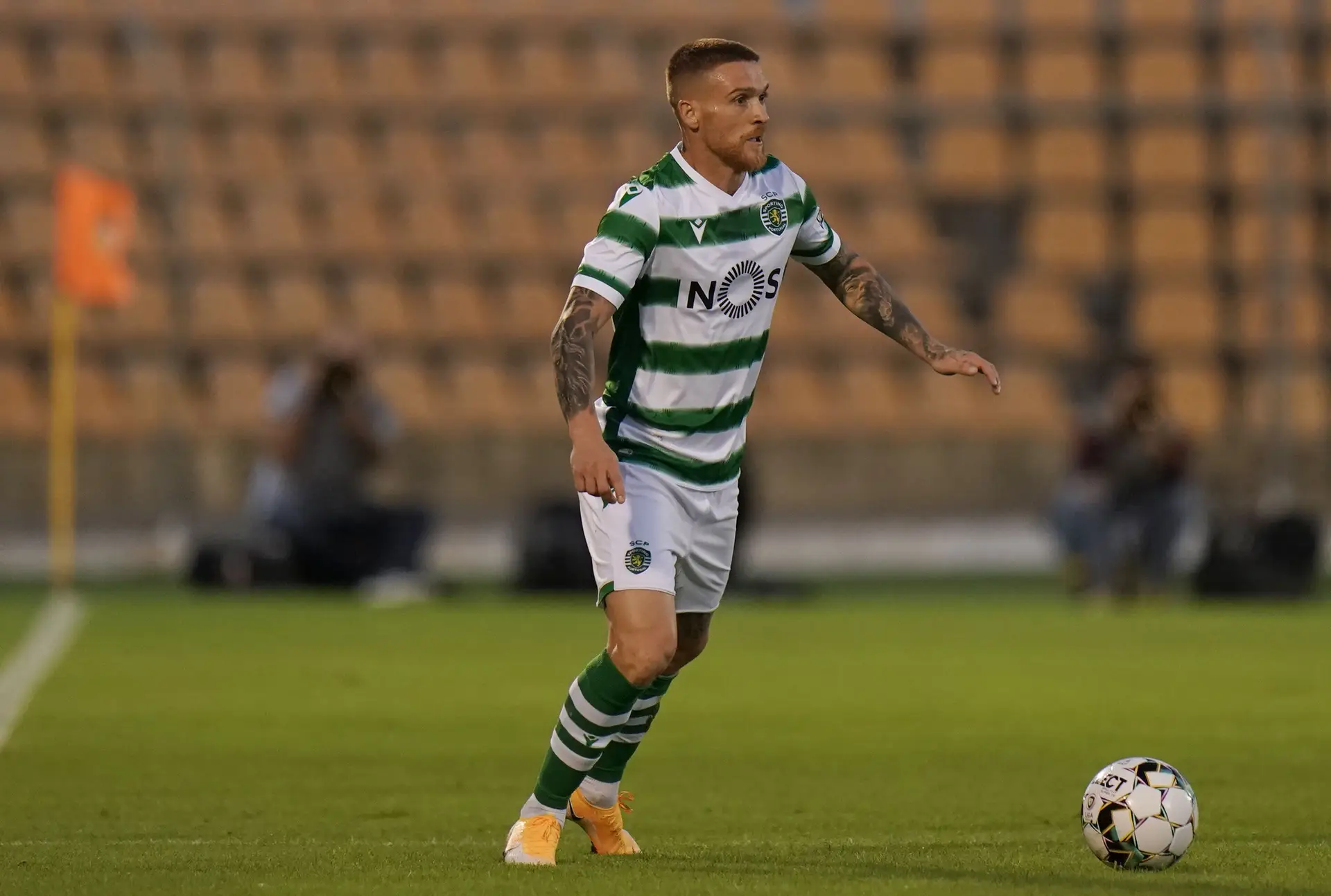 Contemplem Antunes, novo Coentrão: tem alguns anos, passou por bons clubes, tem uma cor de cabelo estranha. Esta é natural, pensa Diogo Faro