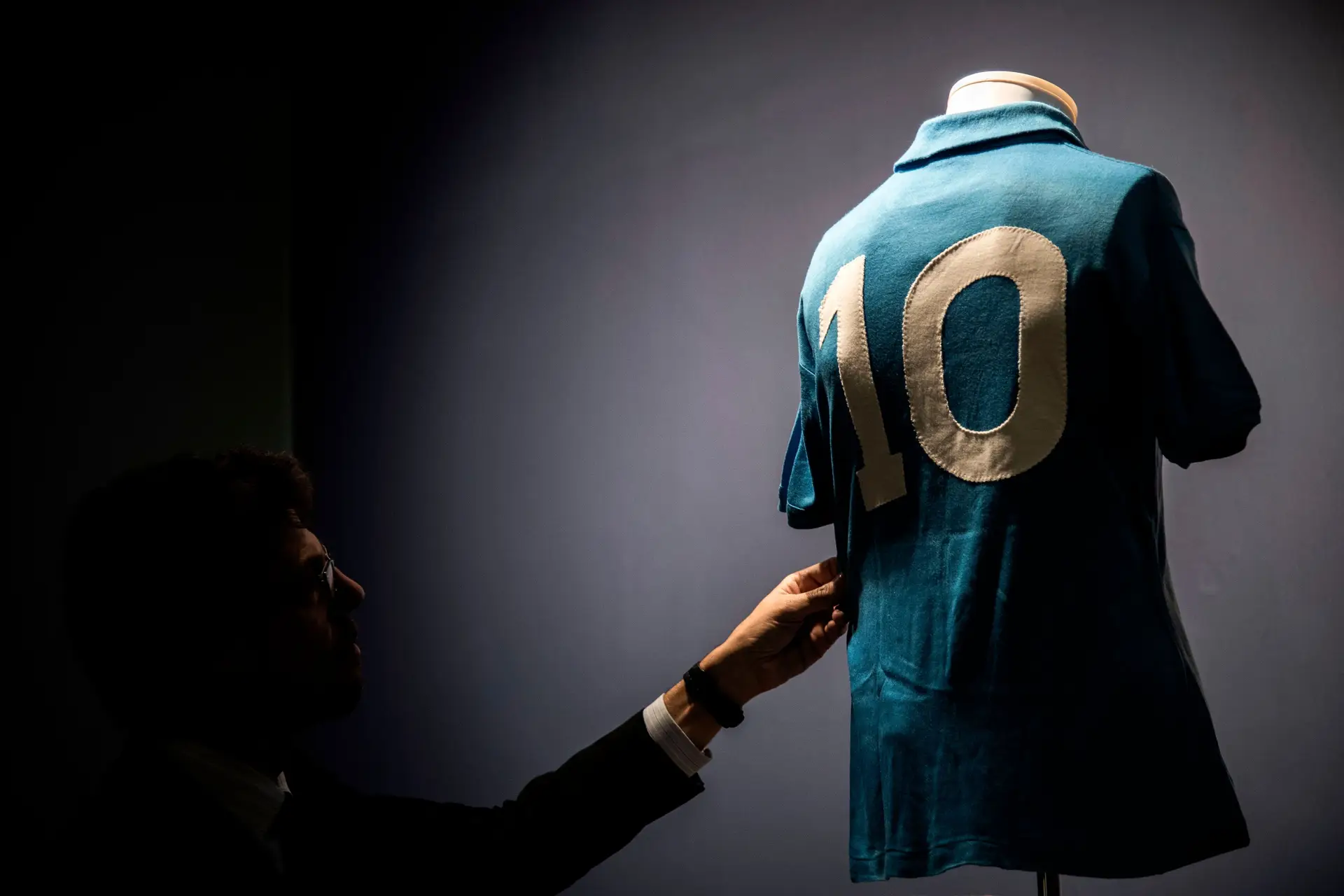 A mítica camisola 10 usada por Maradona no Nápoles, clube sulista que carregou às costas contra o norte rico e arrogante