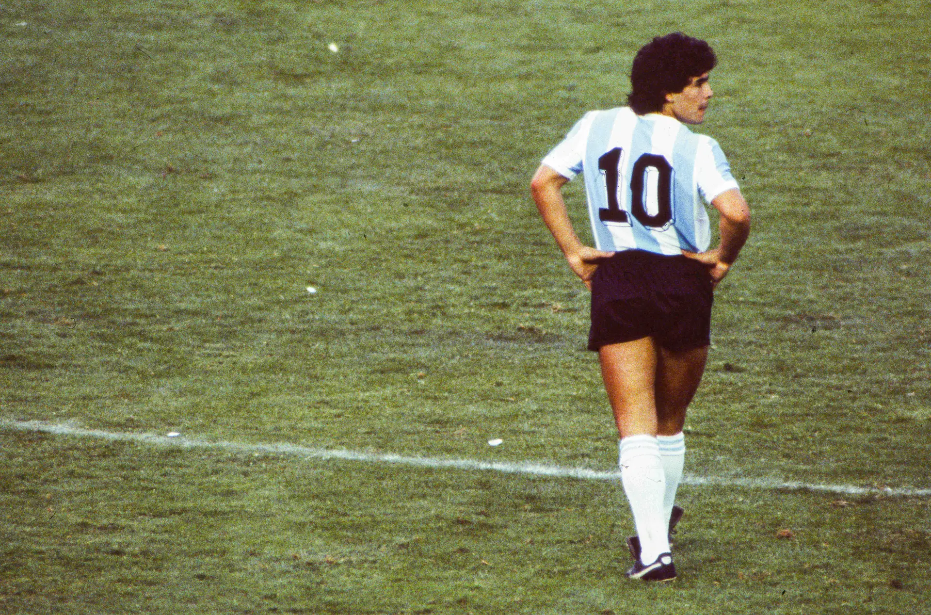 Maradona: 20 imagens do homem que a todos nos tornou iconólatras