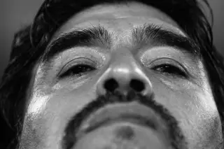 Maradona foi amado em vida. O mito virá com a morte: o texto para encerrar o dia em que deus nos olhou nos olhos pela última vez