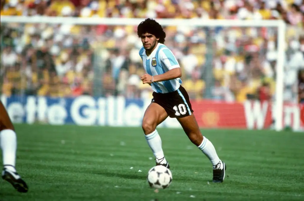 Deus não é eterno e omnipresente: é Maradona (o elogio possível)