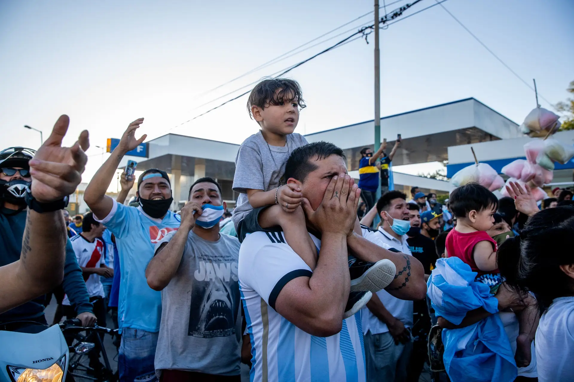 “O diabo roubou-nos”: o funeral de Maradona teve paz, amor, tensão, inimigos jurados abraçados, lágrimas e uma esteira de corpos
