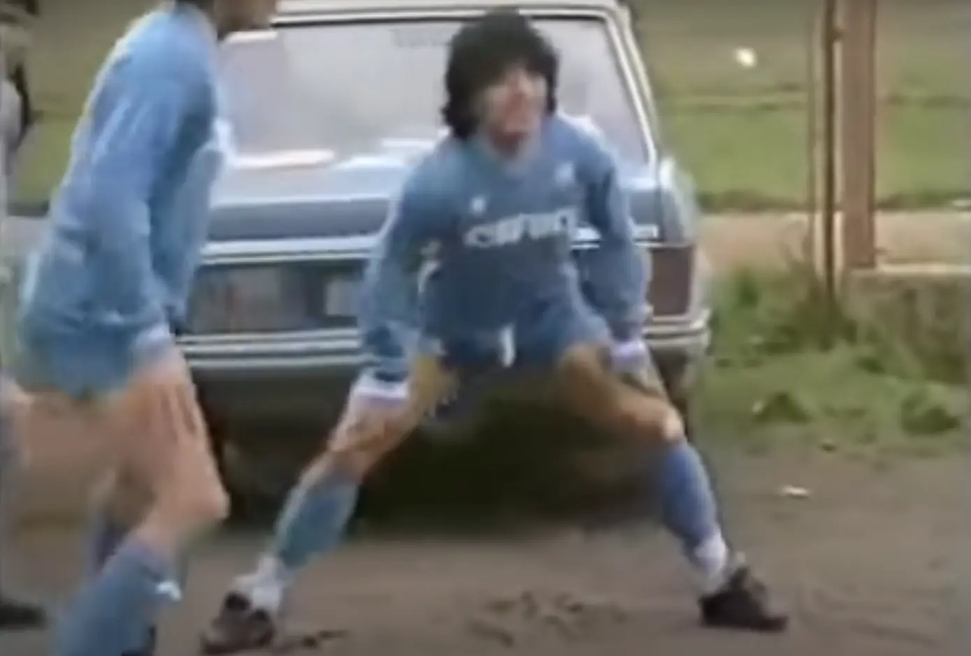 Na lama, entre pobreza, para ajudar uma criança: quando Maradona jogou num batatal contra a vontade do Nápoles