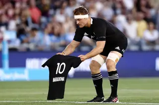 Os All Blacks homenagearam Maradona no haka antes do Nova Zelândia - Argentina. O vídeo já correu mundo