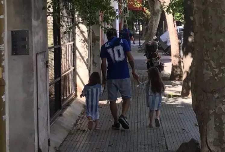 A história da fotografia: Emma e Lola vão saber quem é Maradona pelos olhos do pai (que até jogou à bola com Ele)