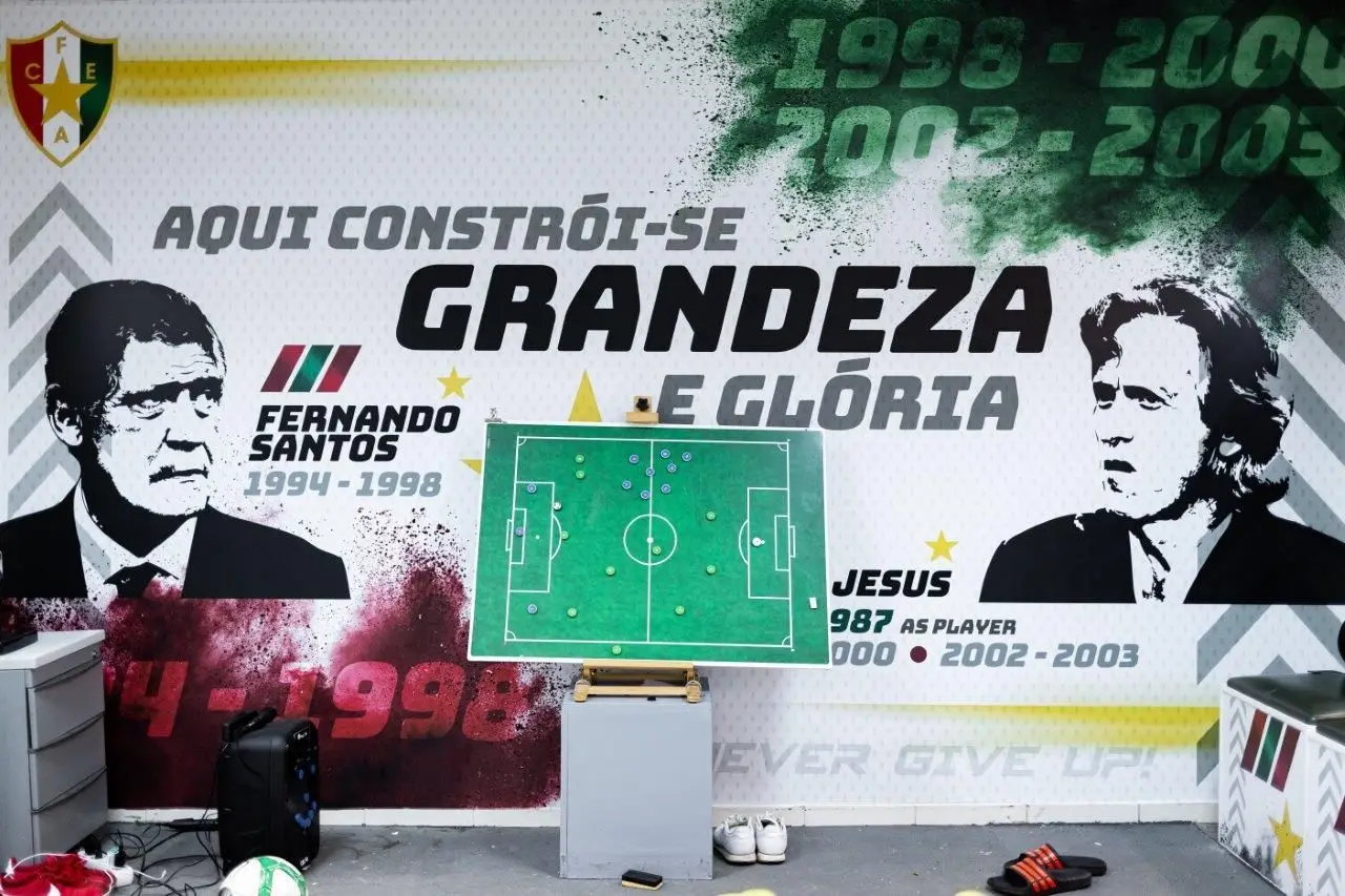 O balneário do Estrela tem na parede dois homens que passaram pelo clube: Fernando Santos e Jorge Jesus