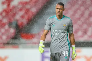 E agora sem guarda-redes: Vlachodimos testa positivo à covid 19 no Benfica (e Everton também)