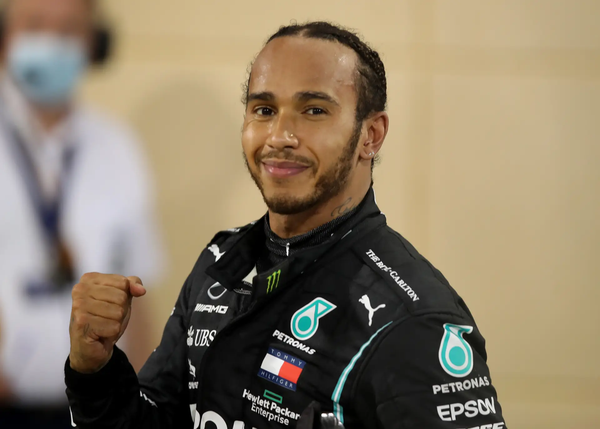Finalmente: Lewis Hamilton cedeu e renovou com a Mercedes