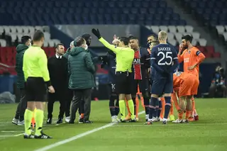 O 4.º árbitro do PSG-Basaksehir terá chamado "negro" a um treinador-adjunto. Os jogadores saíram de campo e o jogo foi adiado