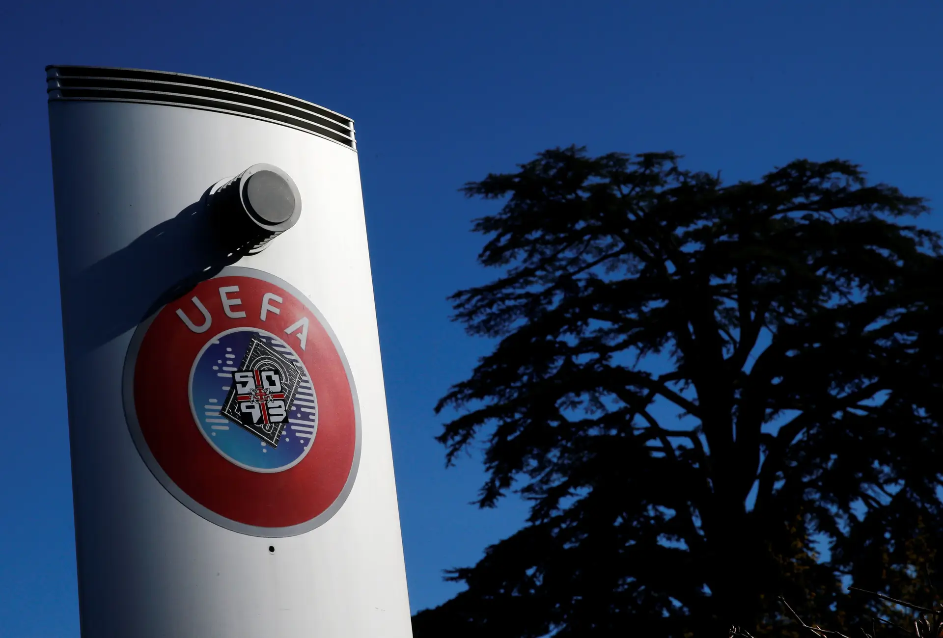 Clubes mais ricos avançam para Superliga europeia e UEFA responde com dureza: excluirá todos os que participem nesse "projeto cínico"