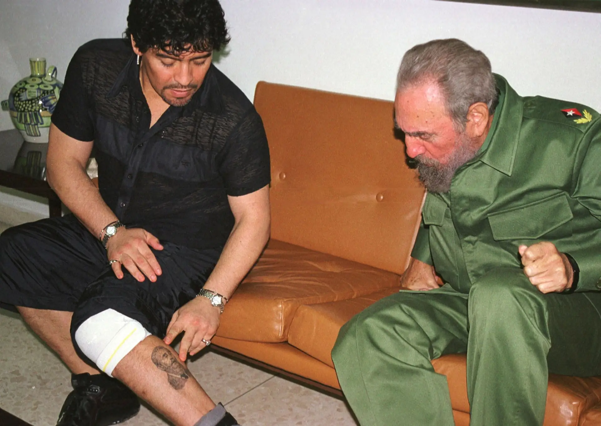 Maradona mostra a Fidel Castro a tatuagem do cubano na sua perna, durante um encontro a 29 de outubro de 2001, no Palácio da Revolução, em Havana