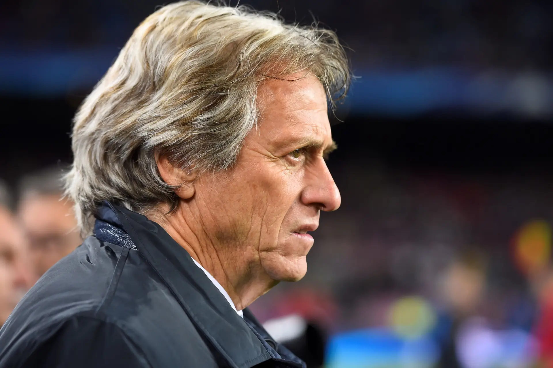 Jorge Jesus, treinador do Benfica, que parece pouco preocupado com o que se passa à sua volta. “É para o lado que dorme melhor”
