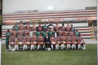 Manuel Fernandes (no meio, de verde) foi treinador do Estrela da Amadora em 1990/91