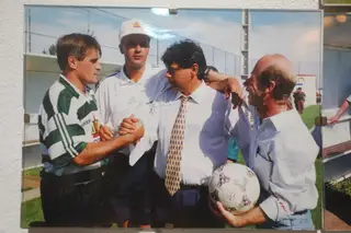 Manuel Fernandes cumprimentado por Rudi e acompanhado do adjunto Oliveira e de um dirigente do Campomaiorense, nos festejos da subida de divisão