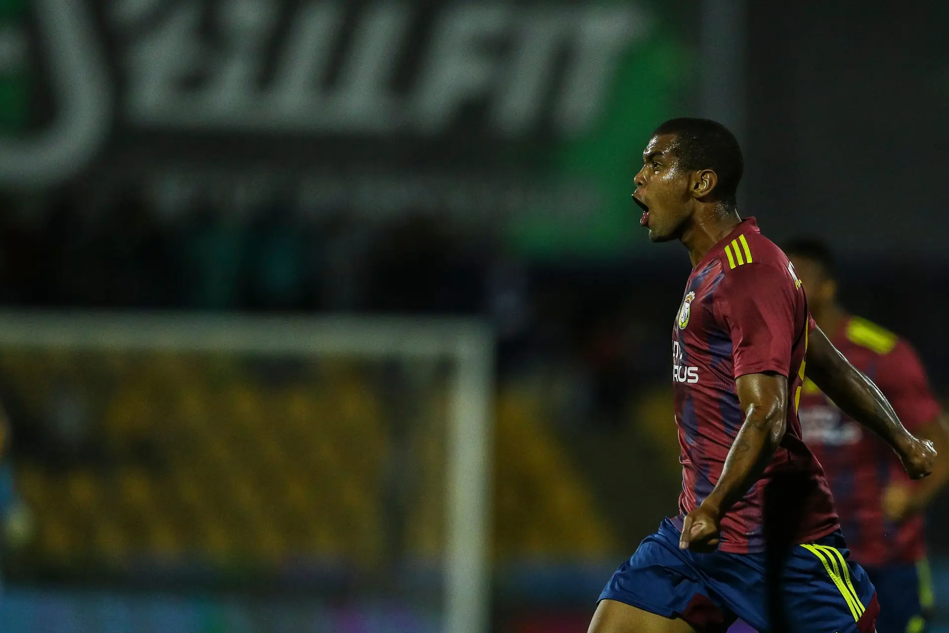 Morreu Alex Apolinário, jogador do Alverca que sofreu paragem cardíaca em campo