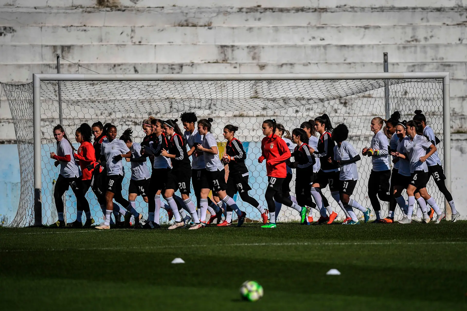 O futebol feminino cresceu 181% em Portugal. Em Espanha analisam o fenómeno