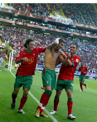 Ricardo Carvalho, Cristiano Ronaldo e Pauleta durante o Euro2004